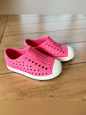 EUC Native Jefferson Shoes in Hollywood Pink / Shell White, Toddler Size 8